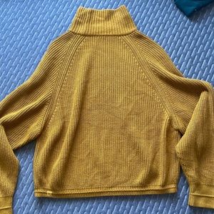 LULULEMON CROPPED TURTLENECK SWEATER